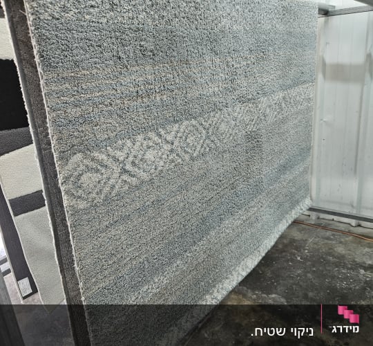 שטיח תלוי לייבוש לאחר ניקוי